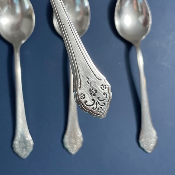 Vintage Oneida Profile Lakewood Pattern 4 Soup Spoons Tablespoons Flatware - Picture 1 of 6